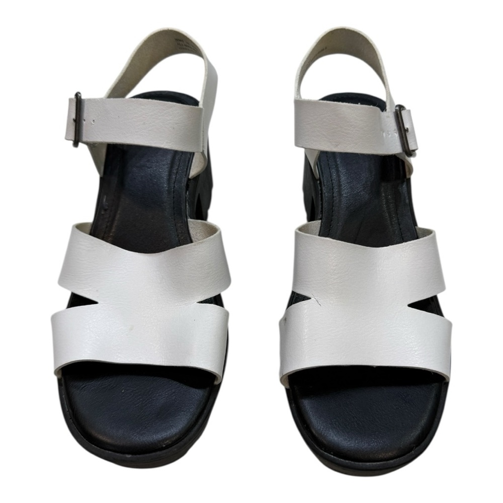 Source Unknown White and Black Sandals with Geometric Design EUC CBOX6